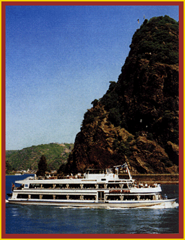 MS CARMEN SYLVA vor der Loreley